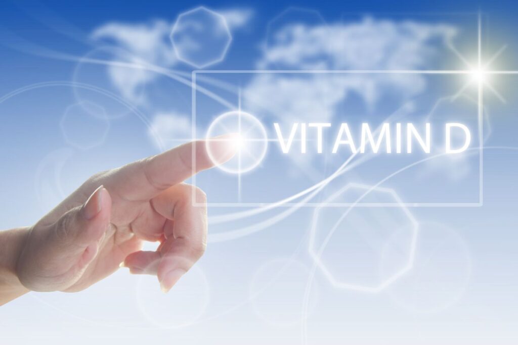 personne qui touche du doigt le mot vitamine d
